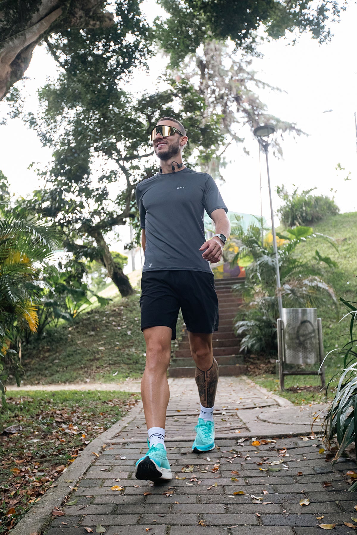 PANTALONETA RUNNING CON LICRA NEGRA HOMBRE